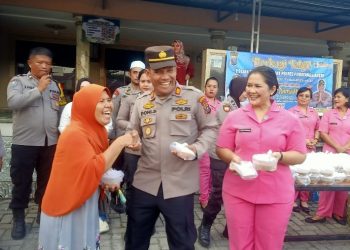 Polsek Siantar Marihat Berbagi Takjil & Buka Puasa Bersama Anak Yatim/Piatu di Mesjid Nurul Huda.