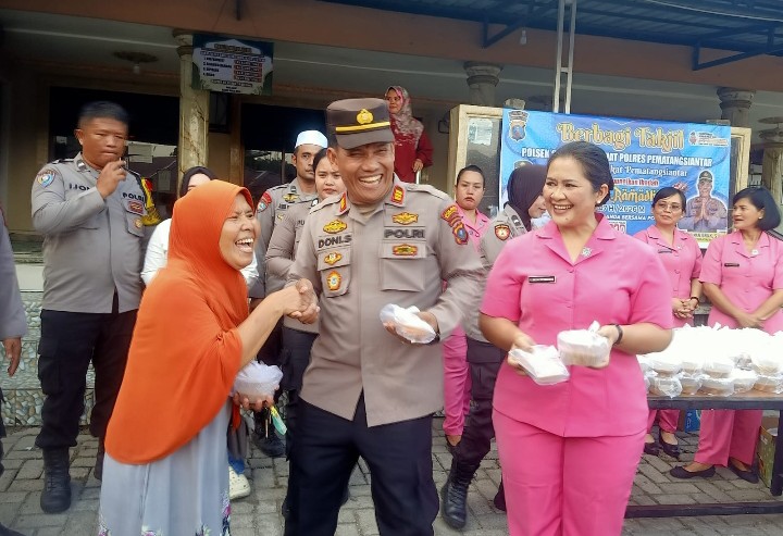 Polsek Siantar Marihat Berbagi Takjil & Buka Puasa Bersama Anak Yatim/Piatu di Mesjid Nurul Huda.