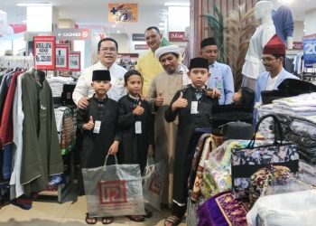 Wali Kota Pematangsiantar Wesly Silalahi SH MKn Membawa Seratusan Anak Yatim Berbelanja di Pusat Perbelanjaan Ramayana.