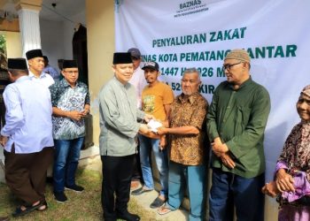 Wali Kota Pematangsiantar Wesly Silalahi, SH, MKn Diwakili Staf Ahli Bidang Pembangunan Muhammad Hamdani Lubis, SH Salurkan Zakat Kepada 520 Mustahik.