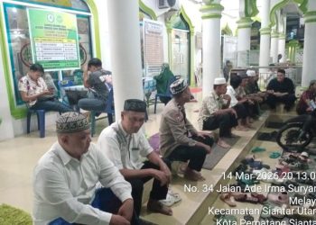 Ciptakan Kebersamaan Wakapolsek Siantar Utara Bersama Personil Sholat Tarawih Berjamah di Mesjid Al-Hanif.