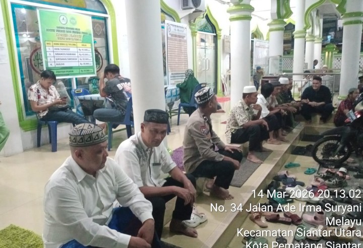 Ciptakan Kebersamaan Wakapolsek Siantar Utara Bersama Personil Sholat Tarawih Berjamah di Mesjid Al-Hanif.