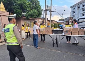 Sat Lantas Polres Pematangsiantar Gatur Lalin Pembagian Takjil Depan Vihara Vidya Maitreya.
