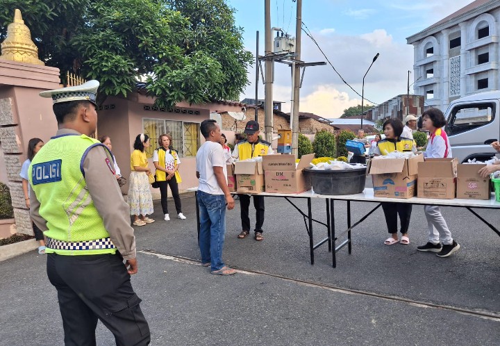 Sat Lantas Polres Pematangsiantar Gatur Lalin Pembagian Takjil Depan Vihara Vidya Maitreya.