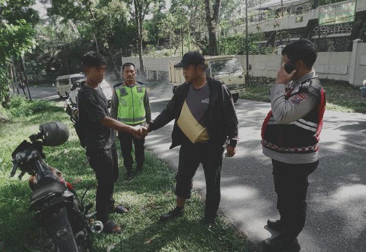 Kapolsek Siantar Martoba Respon Cepat Cek TKP & Mediasi Laka Lantas Depan Wisma Tama Jalan SM. Raja.