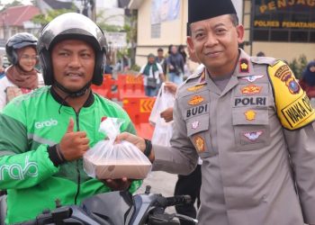 Polres Pematangsiantar Berbagi Takjil Ramadhan 1447 H Kepada Masyarakat.
