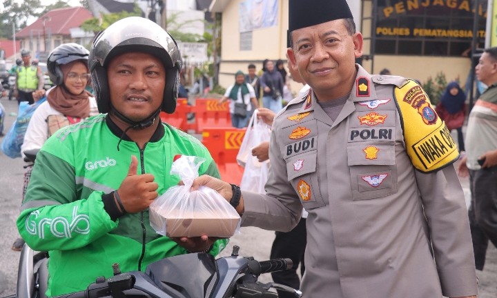 Polres Pematangsiantar Berbagi Takjil Ramadhan 1447 H Kepada Masyarakat.