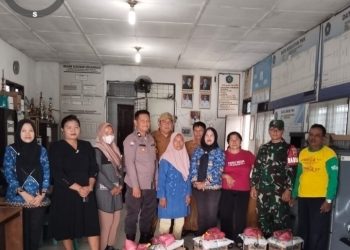 Polsek Siantar Martoba Hadiri Pemberian Bantuan Sembako Kepada Petugas Kebersihan.