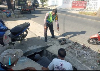 Bhabinkamtibmas Polsek Siantar Martoba Monitoring Pembersihan Parit Antisipasi Banjir.
