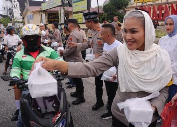 Jelang Berbuka Puasa Polres Pematangsiantar Berbagi Takjil Dengan Masyarakat.