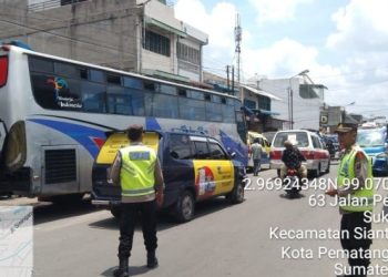 Personil Pos Pam II Parluasan Respon Cepat Urai Kemacetan di Jalan Patuan Nagari.