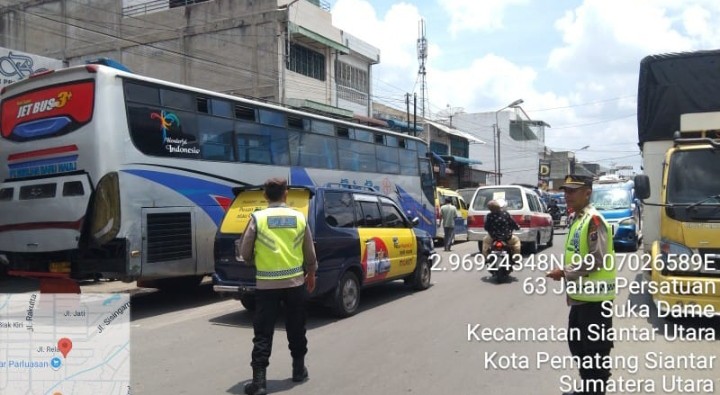 Personil Pos Pam II Parluasan Respon Cepat Urai Kemacetan di Jalan Patuan Nagari.