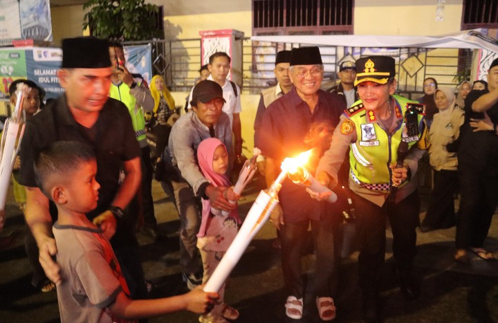 Kapolres Pematangsiantar Pimpin Pelepasan Pawai Obor Takbir Keliling Malam Idul Fitri 1447 H.