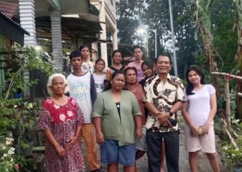 Wakil Ketua DPRD Pematangsiantar Ir. Daud Simanjuntak, MM Bersama Dengan Masyarakat Pulo Gumba Foto Bersama Seusai Pemasangan Lampu Jalan.