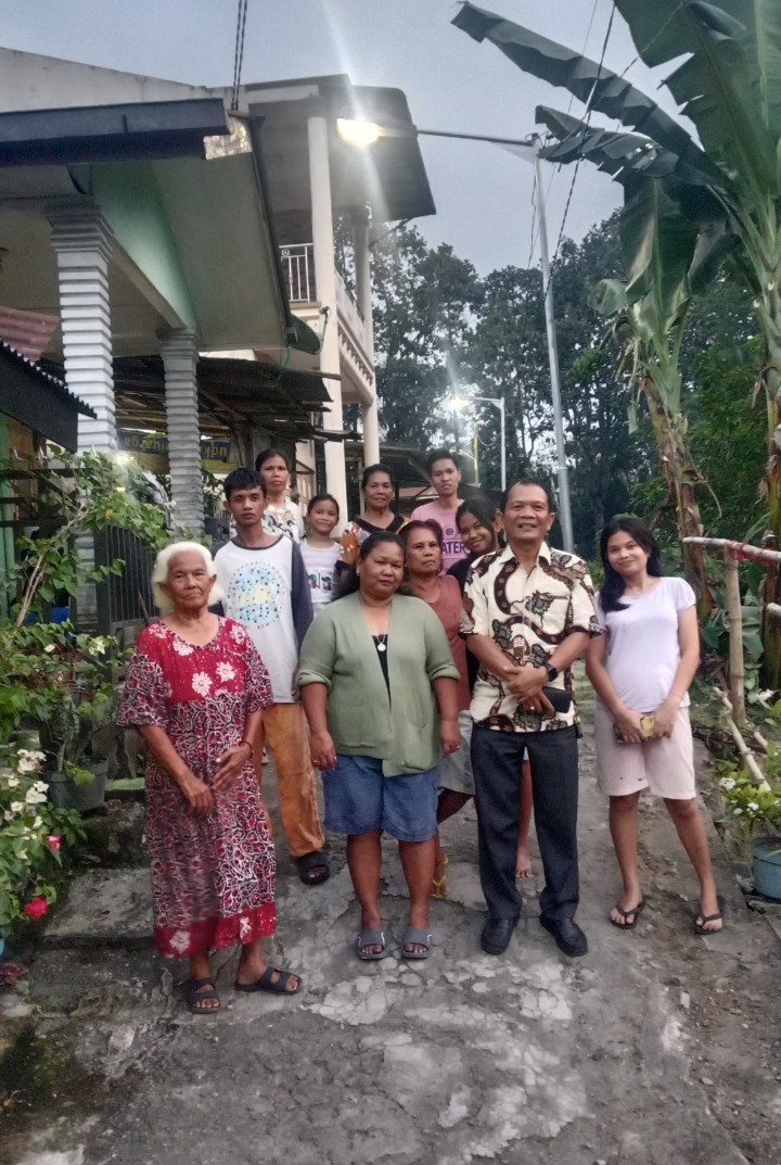 Wakil Ketua DPRD Pematangsiantar Ir. Daud Simanjuntak, MM Bersama Dengan Masyarakat Pulo Gumba Foto Bersama Seusai Pemasangan Lampu Jalan.