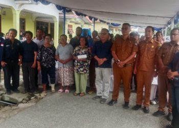 Anggota DPRD Pematangsiantar Darson Anggiat Rajagukguk, SPd Foto Bersama Dengan Warga Yang Hadir Saat Reses