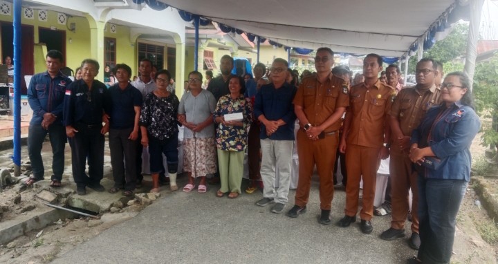 Anggota DPRD Pematangsiantar Darson Anggiat Rajagukguk, SPd Foto Bersama Dengan Warga Yang Hadir Saat Reses
