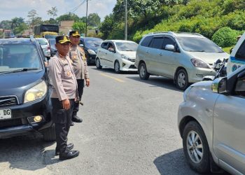 Kapolres Simalungun Turun Langsung Ke Lapangan, Pimpin Penguraian Arus Lalu Lintas Di Jalur Lintas Toba - Parapat Saat Pengamanan Arus Balik Lebaran.