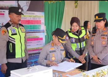 Pastikan Arus Balik Lancar , Kapolres Pematangsiantar Bersama Bhayangkari Cabang Cek Pos Ops Ketupat Toba 2026.