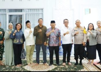 Hadiri Acara Halal Bihalal Di Rumah Ketua Dprd, Bupati Simalungun : "Untuk Memajukan Simalungun Kita Harus Bersama - Sama".