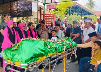 Polres Simalungun Berduka, Personel Polsek Tiga Balata Melayat ke Rumah Duka Almarhumah Tuti Andayani.