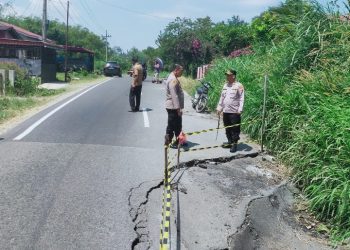 Waspada, Jalan Lintas Saribu Dolok Amblas Separuh Badan Jalan, Kapolres Simalungun Turun Langsung & Minta Pengendara Berhati - Hati.