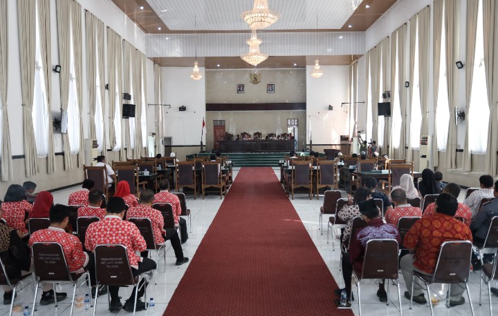 Wali Kota Pematangsiantar Wesly Silalahi, SH, MKn Hadiri Rapat Paripurna Ke II DPRD Kota Pematangsiantar Tahun 2026 Dalam Agenda Penyampaian Tanggapan/Jawaban Fraksi - Fraksi DPRD Kota Pematangsiantar atas Pendapat Wali Kota terhadap Dua Ranperda Inisiatif DPRD Kota Pematangsiantar.