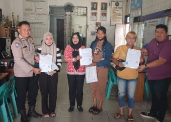 Bhabinkamtibmas Polsek Siantar Martoba Hadiri Pendistribusian Surat Undangan Penerima Bansos.