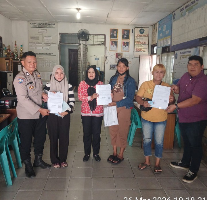 Bhabinkamtibmas Polsek Siantar Martoba Hadiri Pendistribusian Surat Undangan Penerima Bansos.