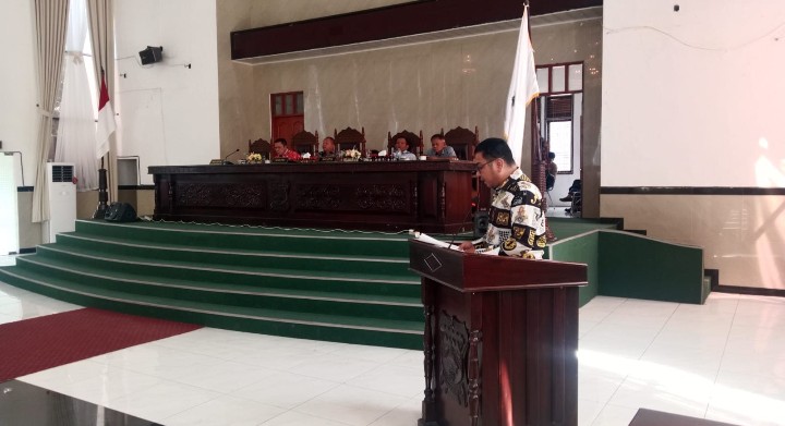 Juru Bicara Fraksi Golkar Indonesia DPRD Pematangsiantar Hendra Pardede Meyampaikan Pandangan Fraksi nya Atas Tanggapan Walikota Pematangsiantar Atas Dua Buah Ranperda.