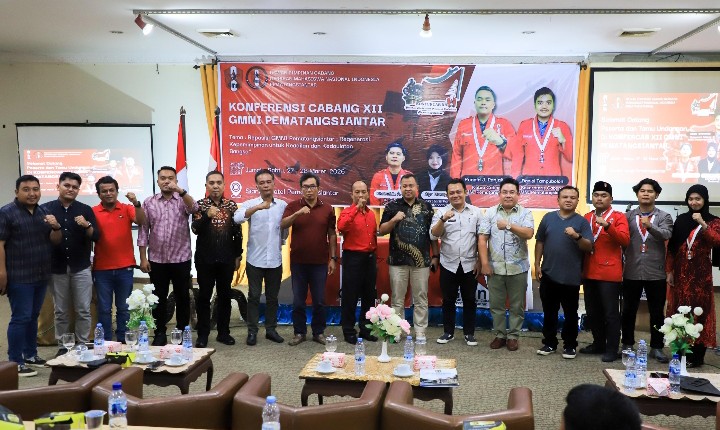 Wali Kota Pematangsiantar Wesly Silalahi, SH, MKn Diwakili Plt Asisten Pemerintahan dan Kesejahteraan Rakyat (Kesra) Sekretariat Daerah Kota Pematangsiantar Hendra TP Simamora, SSTP, MSi, Hadiri Pembukaan Konfercab XII GMNI Kota Pematangsiantar.