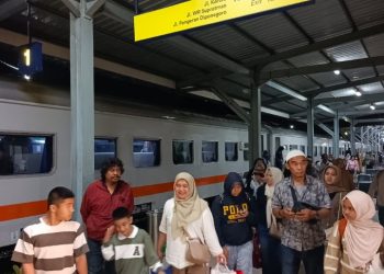 Polsek Siantar Barat Rutin Pengamanan Arus Balik di Stasiun Kereta Api.