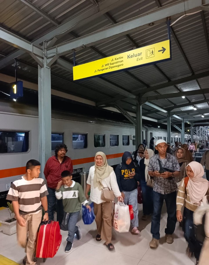 Polsek Siantar Barat Rutin Pengamanan Arus Balik di Stasiun Kereta Api.