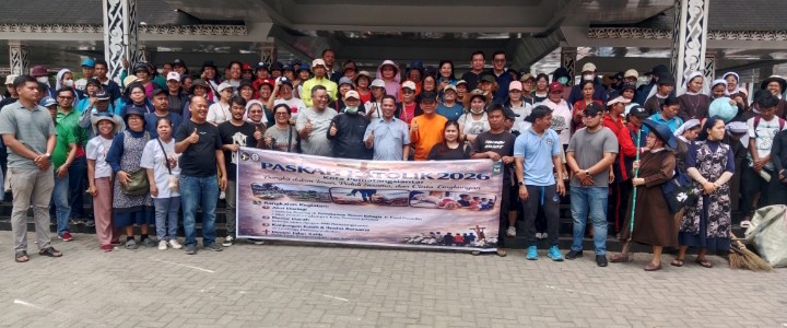Wakil Ketua DPRD Pematangsiantar Ir. Daud Simanjuntak, MM Foto Bersama Dengan Umat Katolik Seusai Kegiatan Ekologi.