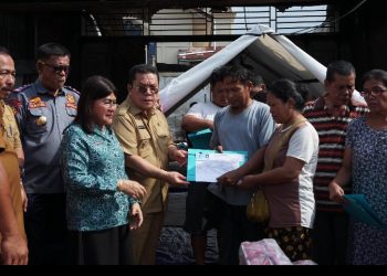 Wali Kota Pematangsiantar Wesly Silalahi, SH, MKn Kunjungi Sekaligus Memberikan Bantuan Kepada Korban Kebakaran Rumah di Jalan Pendeta Justin Sihombing Kelurahan Siopat Suhu Kecamatan Siantar Timur.