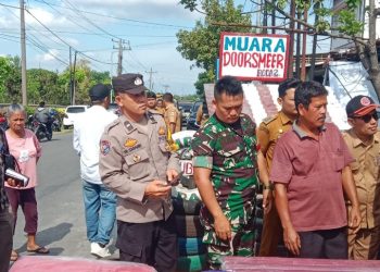 Bhabinkamtibmas Poslek Siantar Timur Monitoring Pemberian Bantuan Kepada Korban Kebakaran.