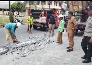 Polsek Siantar Selatan Monitoring Pembersihan Reruntuhan Gapura di Jalan Bahagia.