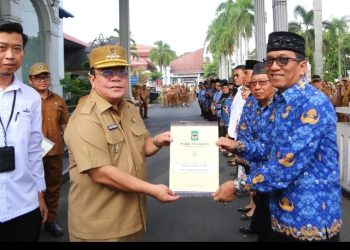Walikota Pematangsiantar Wesly Silalahi, SH, MKn Memberikan SK Pensiun Kepada  Asisten Perekonomian dan Pembangunan Setdako Zainal Siahaan, SE, MM.