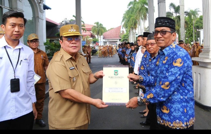 Walikota Pematangsiantar Wesly Silalahi, SH, MKn Memberikan SK Pensiun Kepada Asisten Perekonomian dan Pembangunan Setdako Zainal Siahaan, SE, MM.