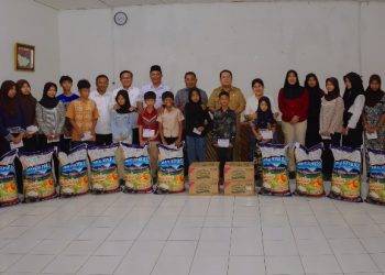 Wali Kota Pematangsiantar Wesly Silalahi, SH, MKn Serahkan Bantuan Kepada Pengasuh &  Anak - Anak di PA Islamic Center.