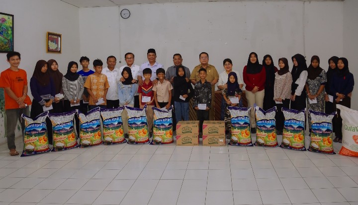 Wali Kota Pematangsiantar Wesly Silalahi, SH, MKn Serahkan Bantuan Kepada Pengasuh & Anak - Anak di PA Islamic Center.