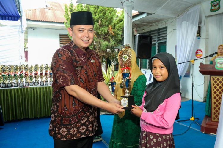 Wali Kota Pematangsiantar Wesly Silalahi, SH, MKn Diwakili Staf Ahli Bidang Pembangunan Muhammad Hamdani Lubis, SH, Menutup MTQN Ke - 58 Tingkat Kecamatan Siantar Timur Tahun 2026.