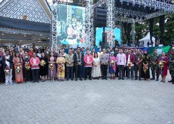Wali Kota Pematangsiantar Wesly Silalahi, SH, MKn Hadiri & Saksikan Fashion Show Wastra Bertajuk Etnika Moderna.