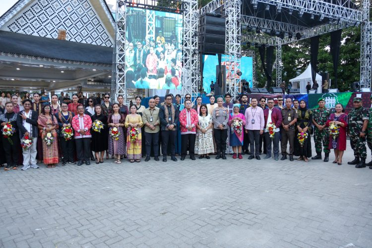 Wali Kota Pematangsiantar Wesly Silalahi, SH, MKn Hadiri & Saksikan Fashion Show Wastra Bertajuk Etnika Moderna.