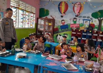Bhabinkamtbmas Polsek Siantar Timur Monitoring Distribusi MBG di TK Kembala Bhayangkari 06.