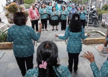Ketua TP PKK Kota Pematangsiantar Ny Liswati Wesly Silalahi Hadiri Supervisi Lingkungan Bersih dan Sehat (LBS) TP PKK di Kelurahan Suka Makmur Kecamatan Siantar Marihat.