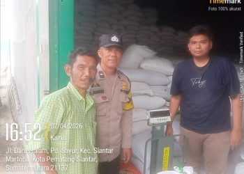 Polsek Siantar Marihat Dampingi Penjualan Jagung Petani Binaan Ke Bulog Pematangsiantar.