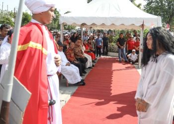 Walikota Pematangsiantar Wesly Silalahi, SH, MKn Hadiri Jalan Salib Perayaan Jumat Agung Umat Katolik.