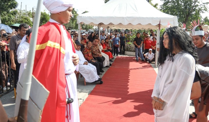 Walikota Pematangsiantar Wesly Silalahi, SH, MKn Hadiri Jalan Salib Perayaan Jumat Agung Umat Katolik.