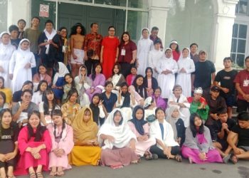 Wakil Ketua DPRD Kota Pematangsiantar Ir. Daud Simanjuntak, MM Foto Bersama Dengan Para Panitia Paskah Umat Katolik Seusai Kegiatan Jalan Salib.
